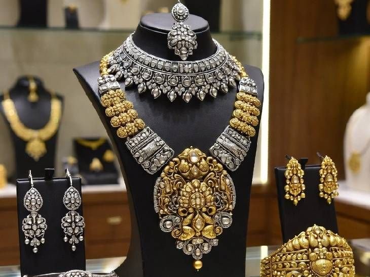 Silver rises by ₹17,000 in a week to record high, gold up by ₹4,000. India Precious Metal Rally December 2025 | Gold - Malaysia's price rises for the third consecutive quarter: Silver increased by 17,000 this week, 127% costlier this year; Gold gave 74% return