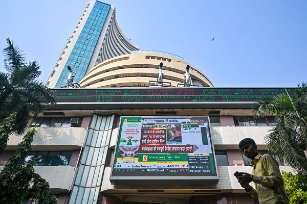 Indian stock markets fell for the 5th consecutive week amid geopolitical tensions.