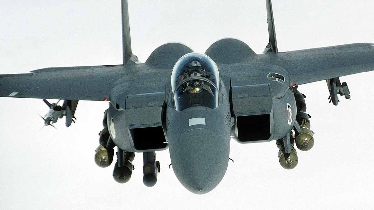 अमेरिकी F-15ई स्ट्राइक ईगल जेट्स हमला करने के लिए तैयार किए जा रहे हैं. (File Photo: Getty)