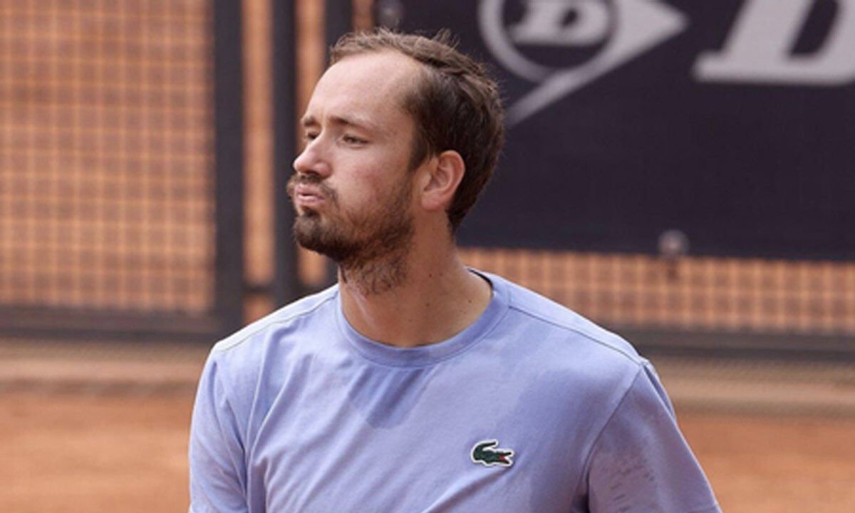 Medvedev advances via walkover after Machak withdraws due to illness