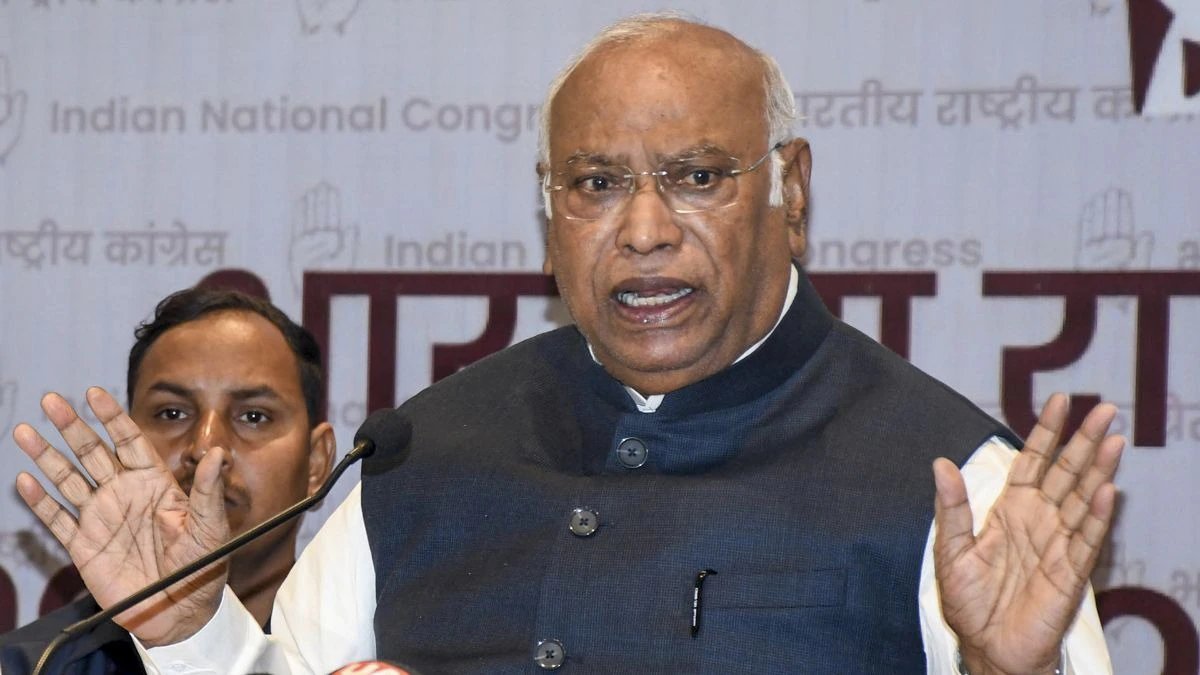 कांग्रेस अध्यक्ष मल्लिकार्जुन खड़गे गुवाहाटी में प्रेस कांफ्रेंस करते हुए. (Photo: PTI)