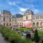 Festivités dans le jardin du musée Carnavalet