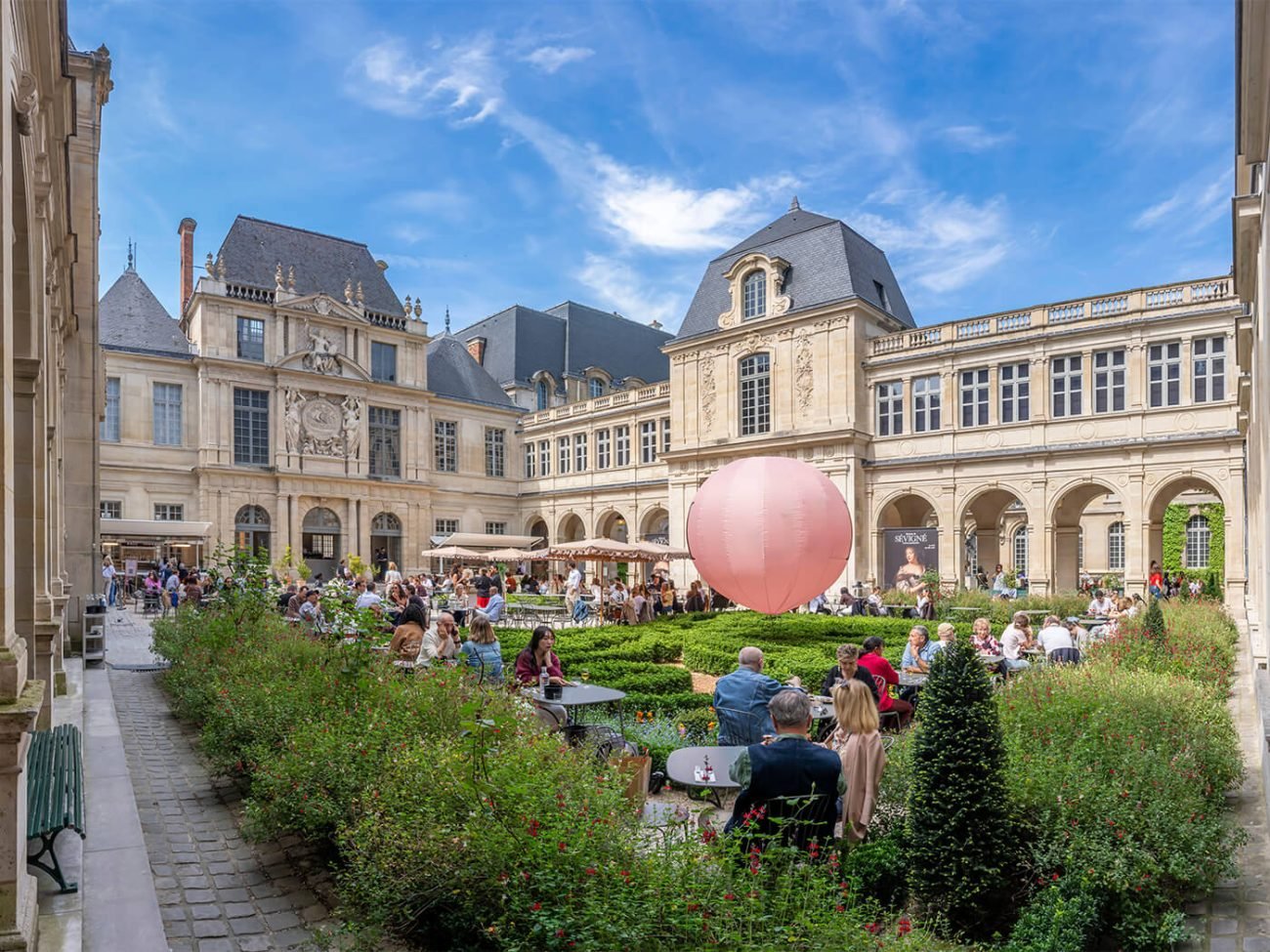 Festivités dans le jardin du musée Carnavalet